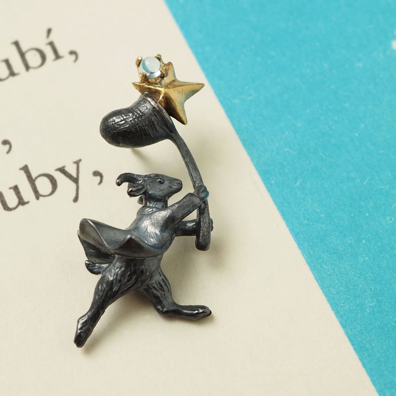 星を集めるやぎのブローチ【受注制作 1ヶ月以内に発送】 | ehonno.