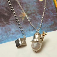 クローバーを持つパールのおばけのネックレス・ピアス【受注制作 1ヶ月以内に発送】