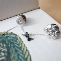 ふたつのボタンとありのブローチ(シルバー・黒あり)【受注制作 1ヶ月以内に発送】