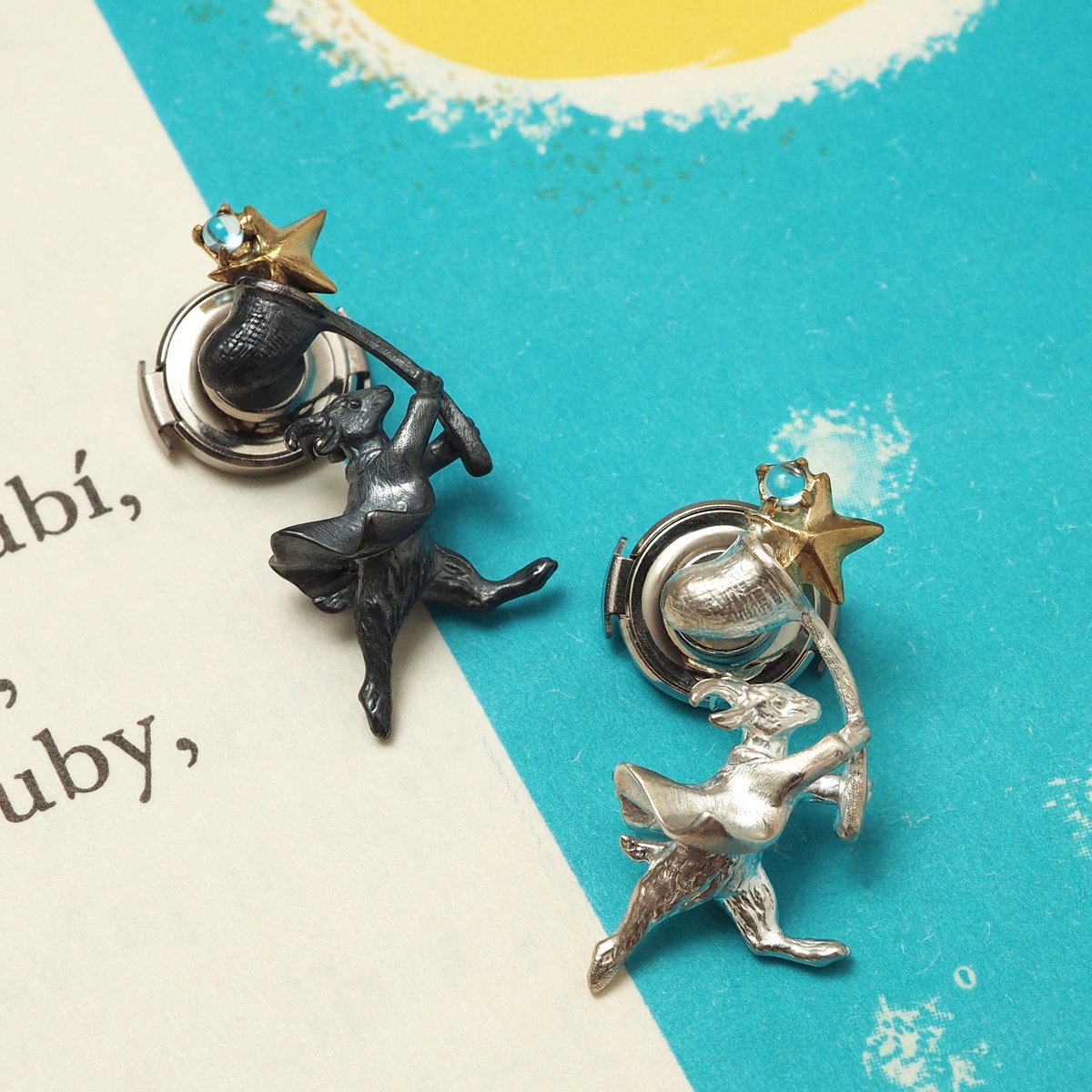 星を集めるやぎのブローチ【受注制作 1ヶ月以内に発送】 | ehonno.