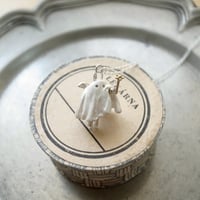 花を渡すりすのネックレス【受注制作 1ヶ月以内に発送】