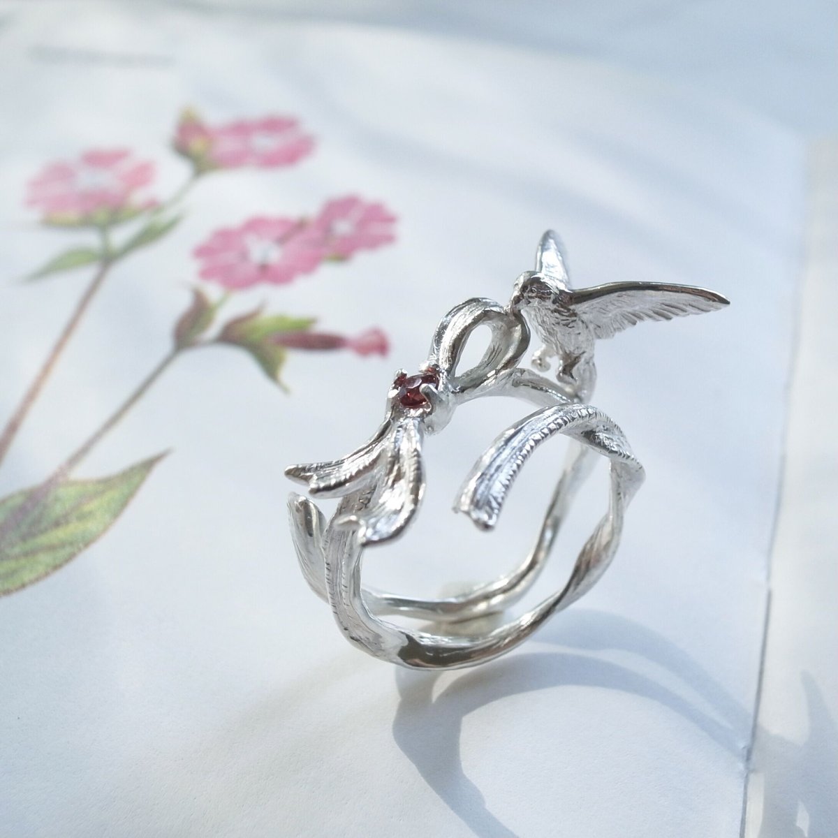 リボンとインコのリング(シルバー)【受注制作 1ヶ月以内に発送】 | ehonno.