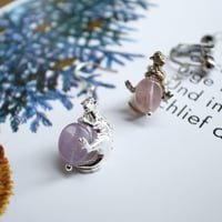 パキケファロサウルスのイヤリング・ピアス（ラベンダーアメジスト・ローズクオーツ・パール）【受注制作 1ヶ月以内に発送】