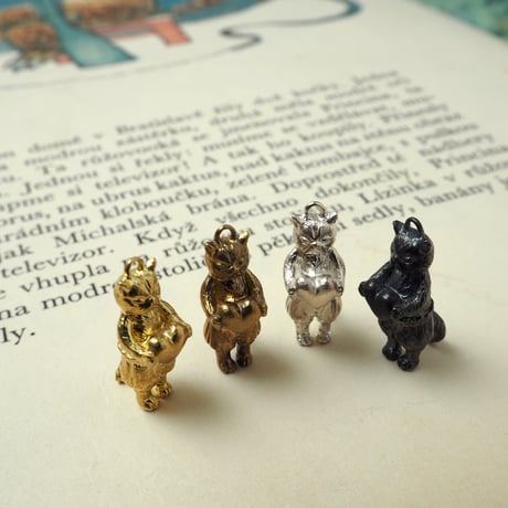 おばけの国の王様になったこねこのネックレス【受注制作 1ヶ月以内に発送】