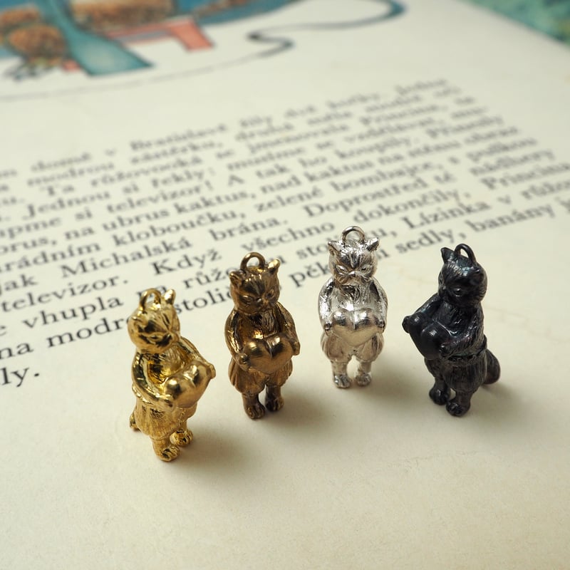 おばけの国の王様になったこねこのネックレス【受注制作 1ヶ月以内に