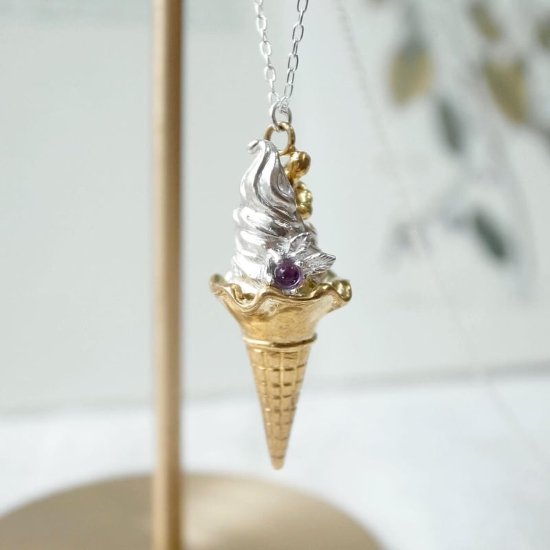 こねずみとソフトクリームのネックレス(ガーネット・アメジスト