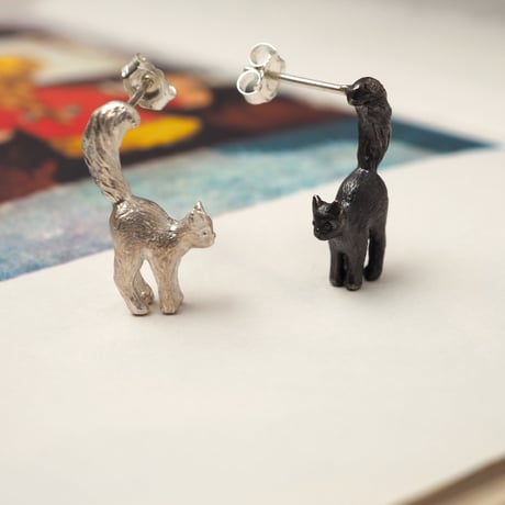 くろいろこねことぎんいろこねこのピアス【受注制作 1ヶ月以内に発送】