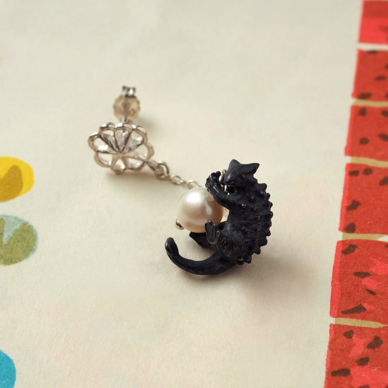 handmade エッグにゃんこのカラフルたまご乗っけピアス 躊躇わ