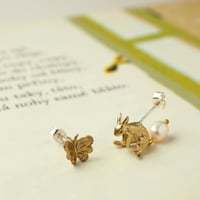 パールのしっぽのうさぎとちょうちょのピアス【受注制作 1ヶ月以内に発送】