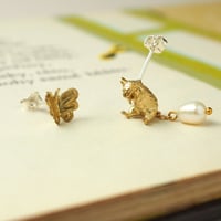 パールのしっぽのねずみとちょうちょのピアス【受注制作 1ヶ月以内に発送】