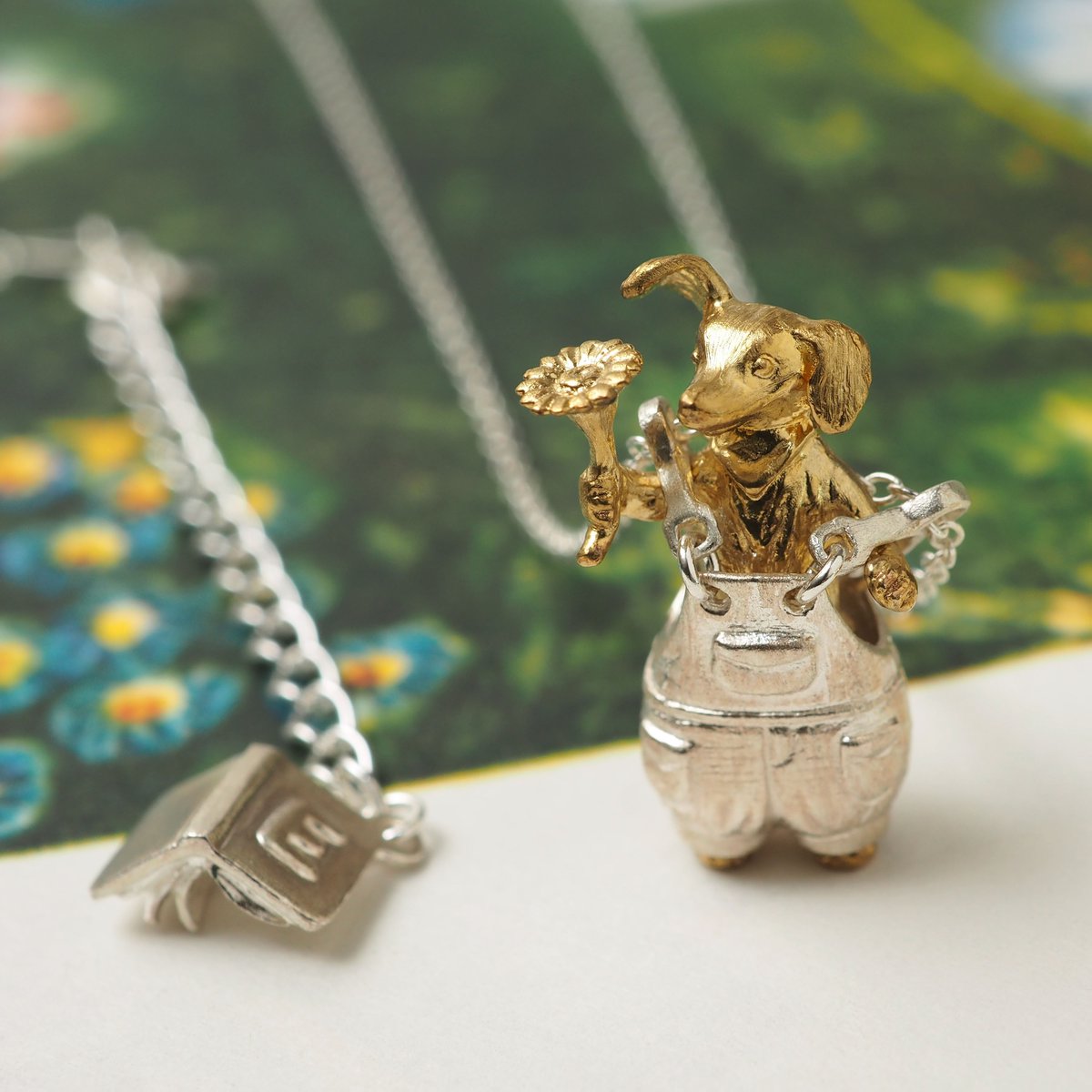オーバーオールを着るダックスフントのネックレス【受注制作 1ヶ月以内