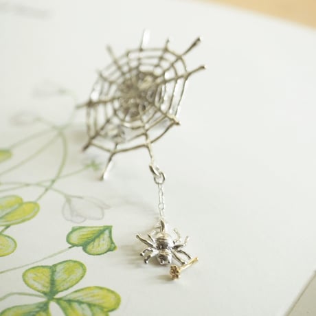 花を持つくものブローチ【受注制作 1ヶ月以内に発送】
