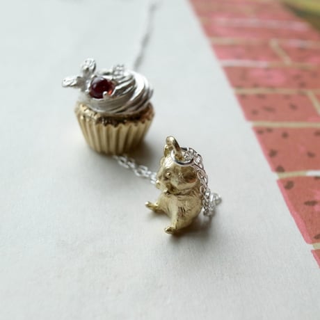 ハムスターとカップケーキのネックレス(ガーネット・ペリドット )【受注制作 1ヶ月以内に発送】