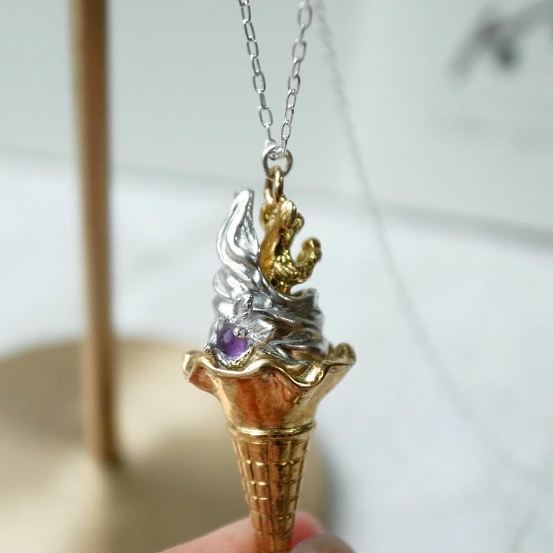 こねずみとソフトクリームのネックレス(ガーネット・アメジスト