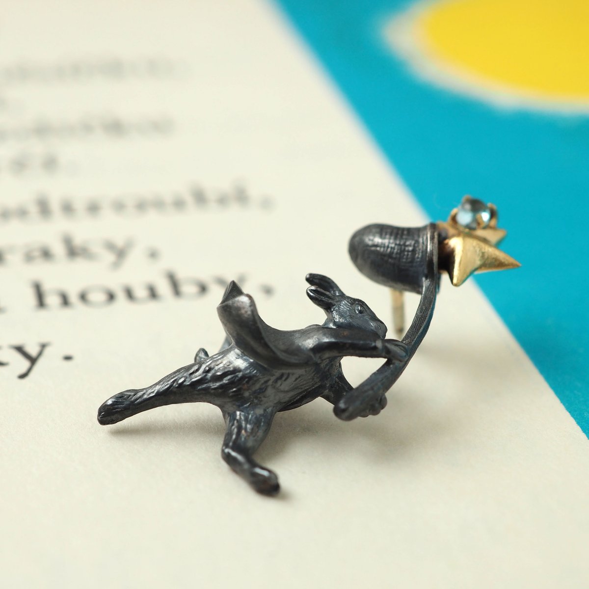 星を集めるやぎのブローチ【受注制作 1ヶ月以内に発送】 | ehonno.