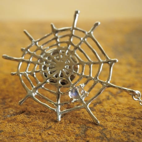 花を持つくものブローチ【受注制作 1ヶ月以内に発送】