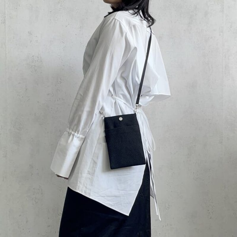 ★フィン。【スマホショルダー／ペンケース】tambourine チャコール sasicco スマホショルダー 黒 | 三河木綿 刺子織 | タネイ