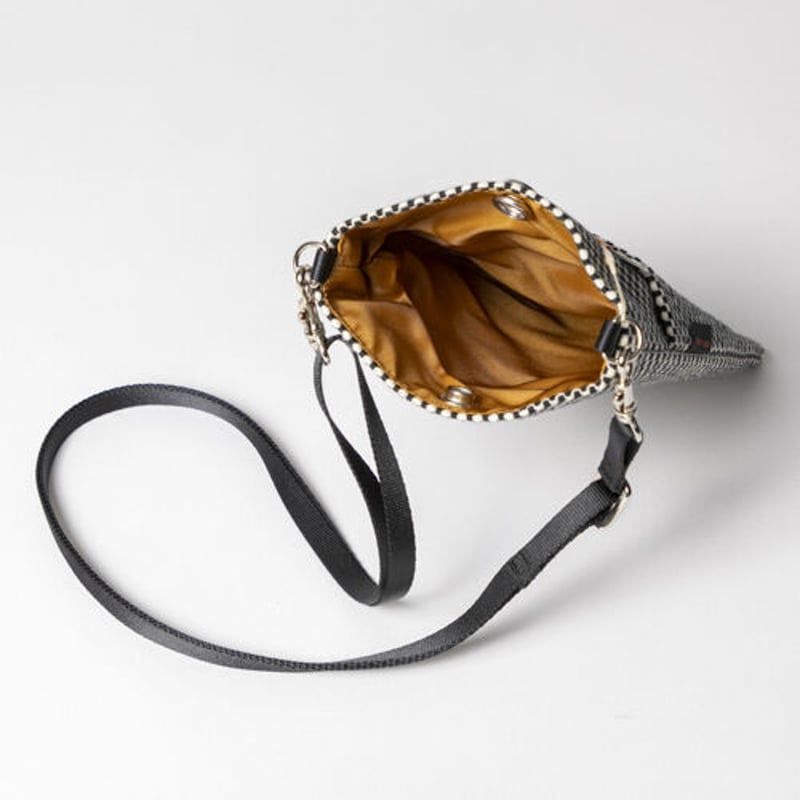 ★フィン。【スマホショルダー／ペンケース】tambourine チャコール sasicco スマホショルダー 黒 | 三河木綿 刺子織 | タネイ