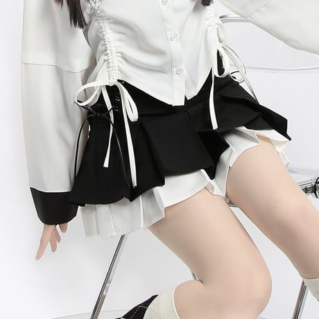 「CATWISH」ダブルフリルヘムのストラップ付きプリーツスカート