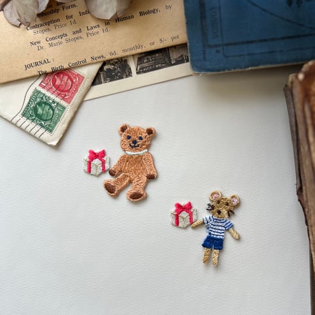 プレゼント【レッド】2個セット /アイロンワッペン/刺繍