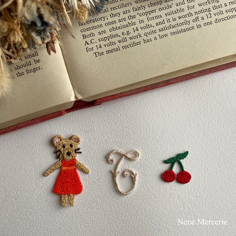 ネズミの女の子スリーズちゃん/1枚/刺繍アイロンワッペン
