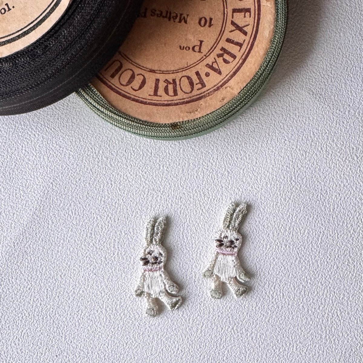 エマちゃんのぬいぐるみ/2枚セット/刺繍アイロンワッペン | ネネメルスリー