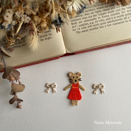ネズミの女の子スリーズちゃん/1枚/刺繍アイロンワッペン