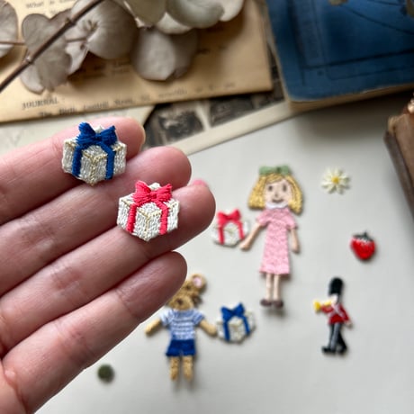 プレゼント【レッド】2個セット /アイロンワッペン/刺繍