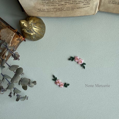 「カギカッコのお花」 ピンク/2枚セット/刺繍アイロンワッペン