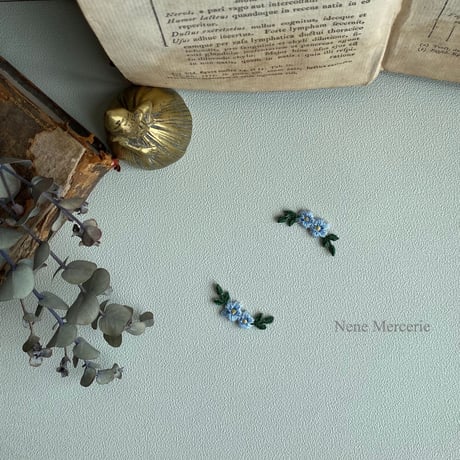 「カギカッコのお花」 ブルー/2枚セット/刺繍アイロンワッペン