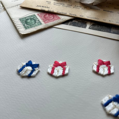 プレゼント【レッド】2個セット /アイロンワッペン/刺繍