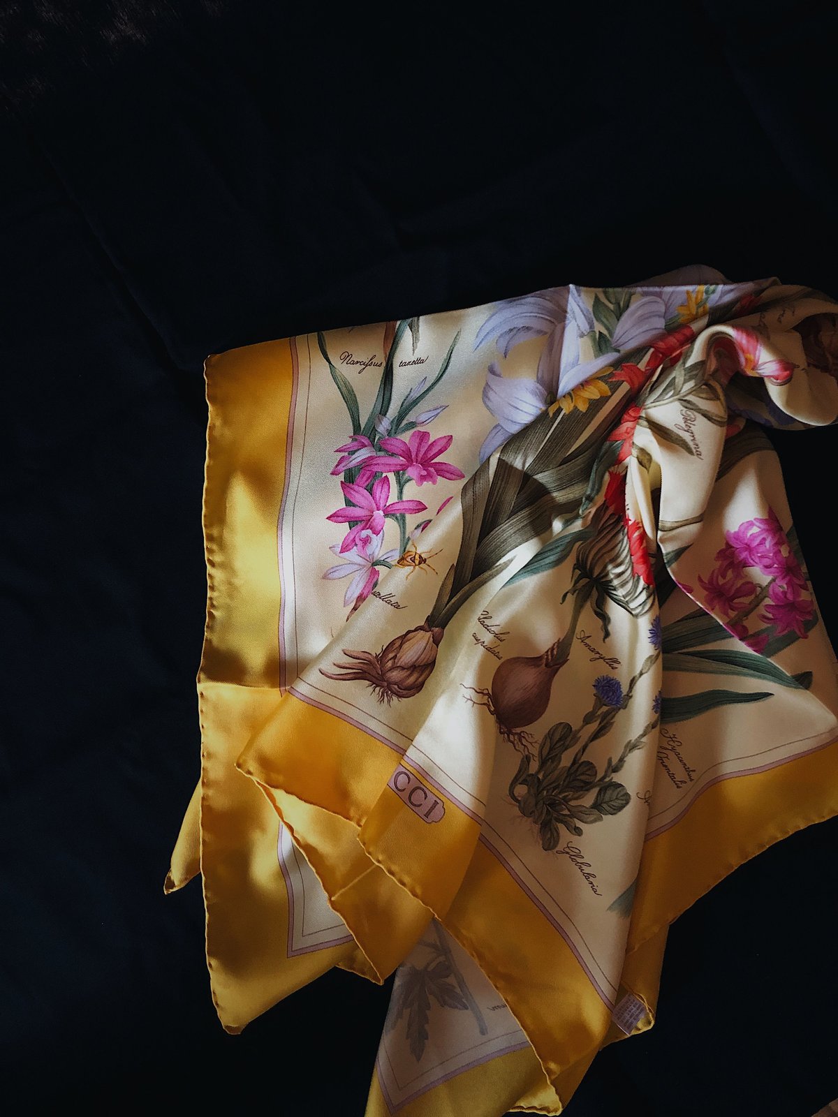 Gucci botanical printed scarf | allure vintage