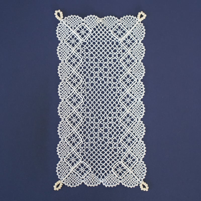 長方形のドイリー 型紙「楽しくはじめるボビンレースシリーズ」 | J