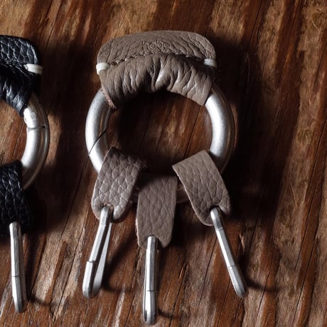 hobo ホーボー"RROUND CARABINER KEY RING SHRINK LEATHER"カラビナキーリング