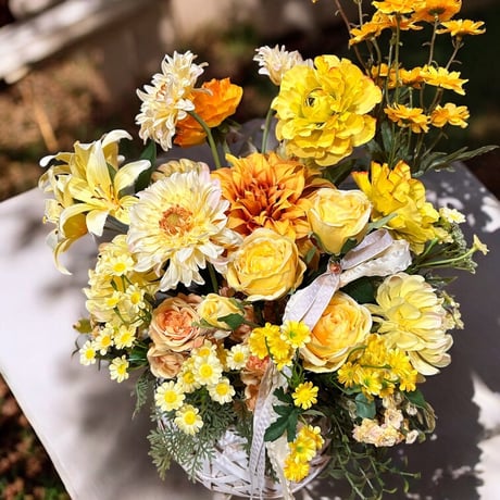 光触媒　人工観葉植物　ウォールグリーン　フェイクグリーン　黄色い花のアレンジ