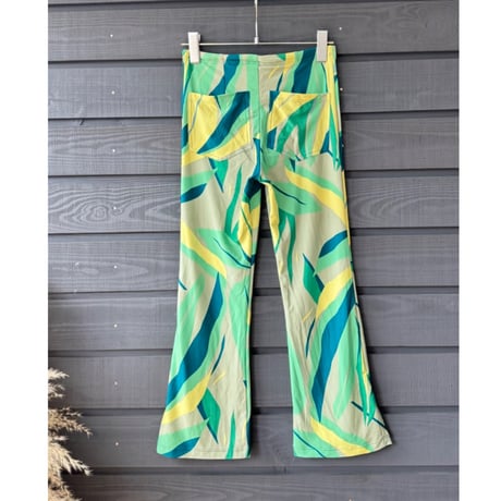 Tropic Leaf Flare Capri Leggings