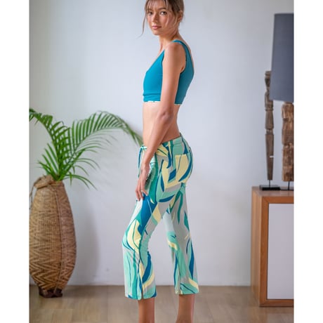 Tropic Leaf Flare Capri Leggings