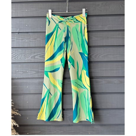 Tropic Leaf Flare Capri Leggings