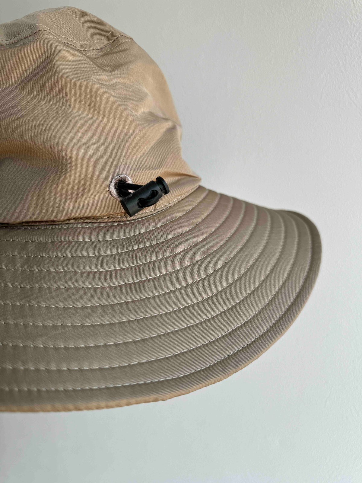 ツバ広め撥水ハット Camel | via Bella