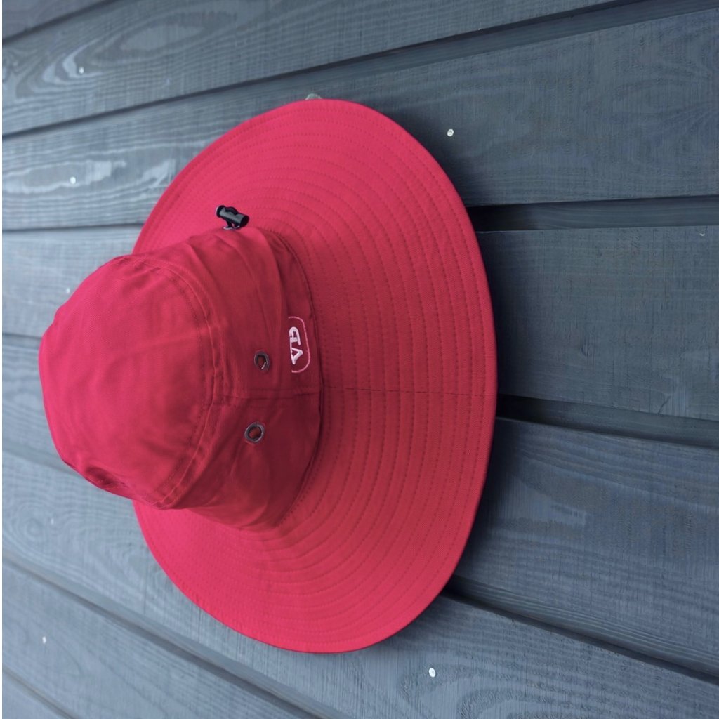 ツバ広め撥水ハット Scarlet Red | via Bella