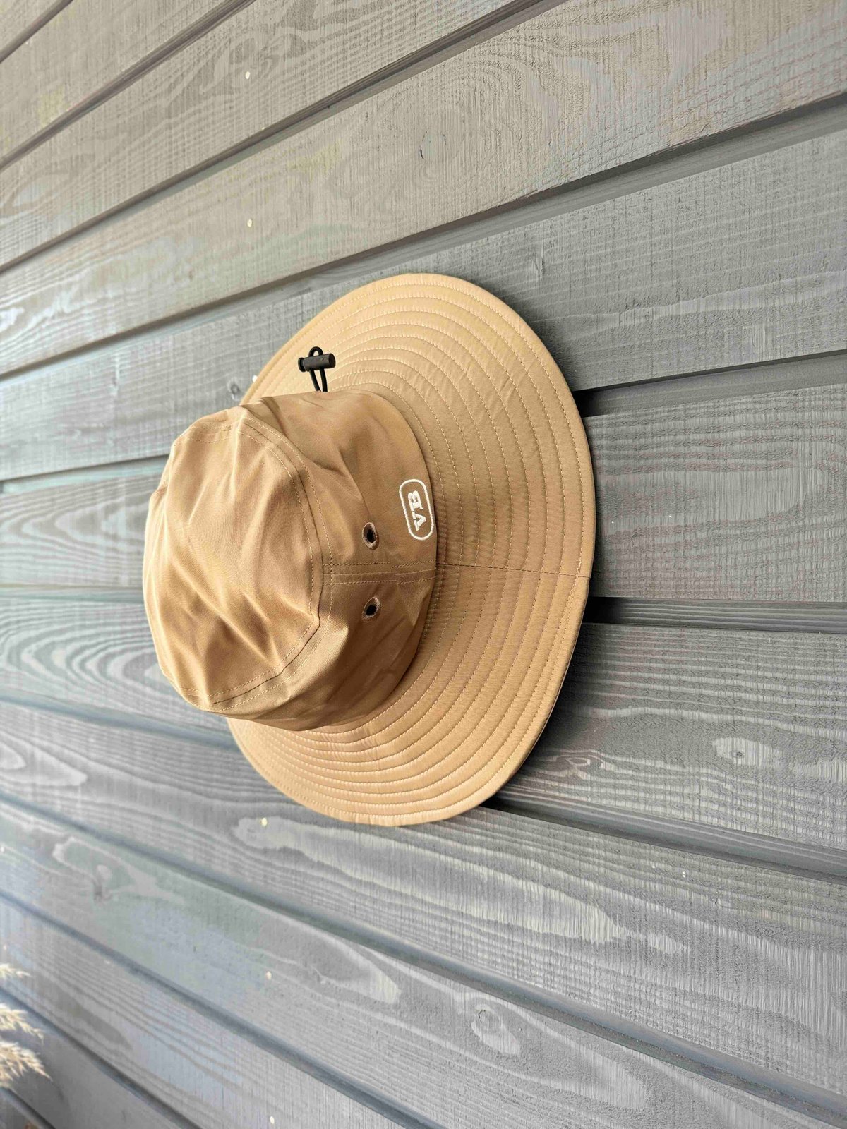ツバ広め撥水ハット Camel | via Bella