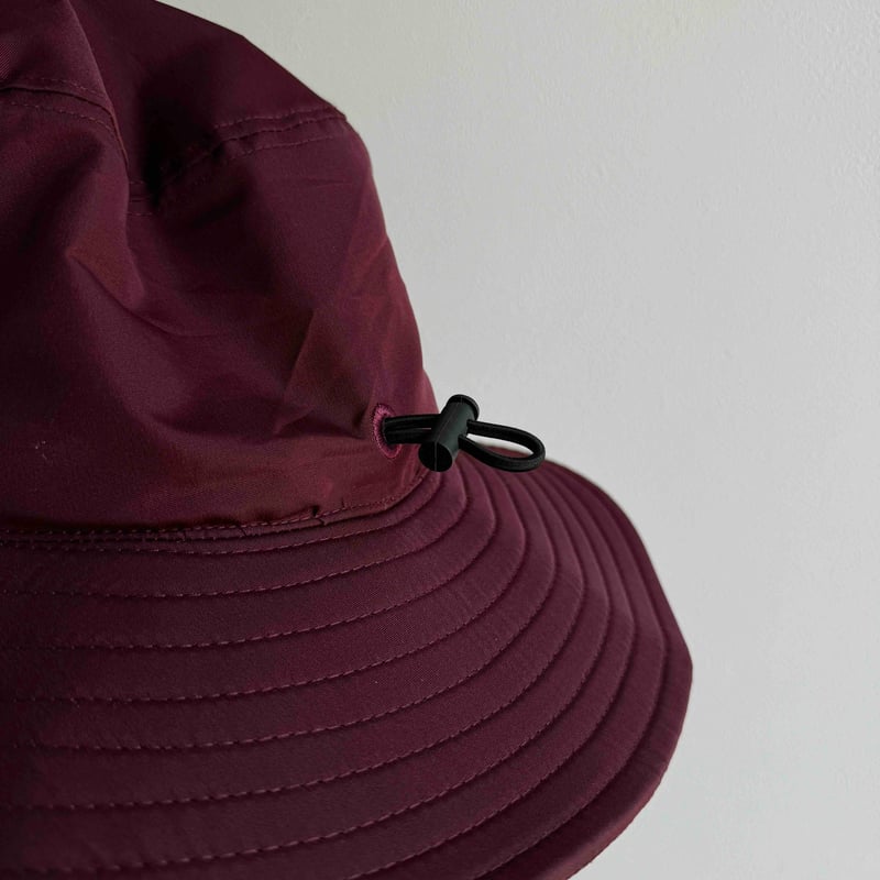 ツバ広め撥水ハット Maroon | via Bella