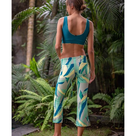 Tropic Leaf Flare Capri Leggings