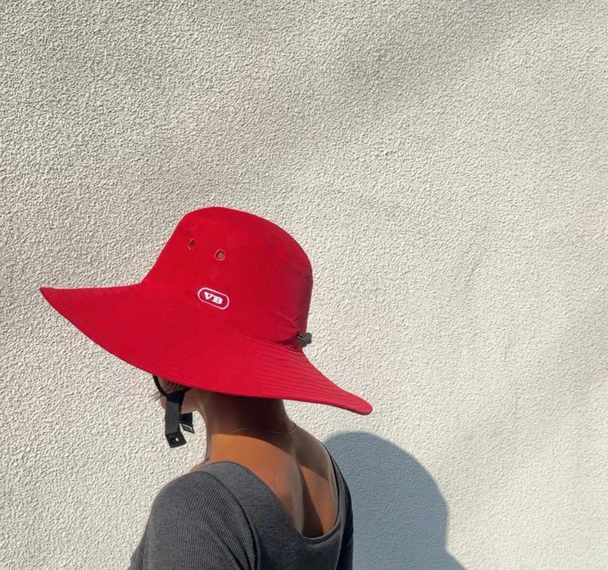 ツバ広め撥水ハット Scarlet Red | via Bella
