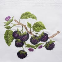 MAWISS　刺繍のキッチンクロス　ブラックベリー