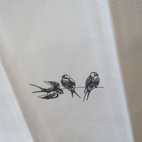 MAWISS　刺繍のキッチンクロス　並んだツバメ
