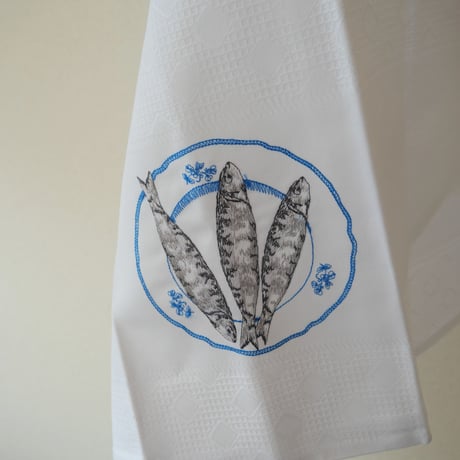 MAWISS　刺繍のキッチンクロス　イワシの炭焼き（ブルー）