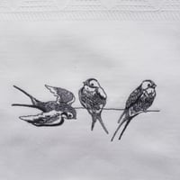 MAWISS　刺繍のキッチンクロス　並んだツバメ