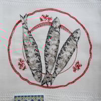 MAWISS　刺繍のキッチンクロス　イワシの炭焼き （レッド）