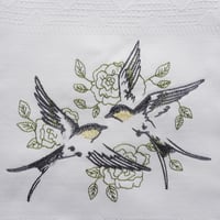 MAWISS　刺繍のキッチンクロス　二羽のツバメ